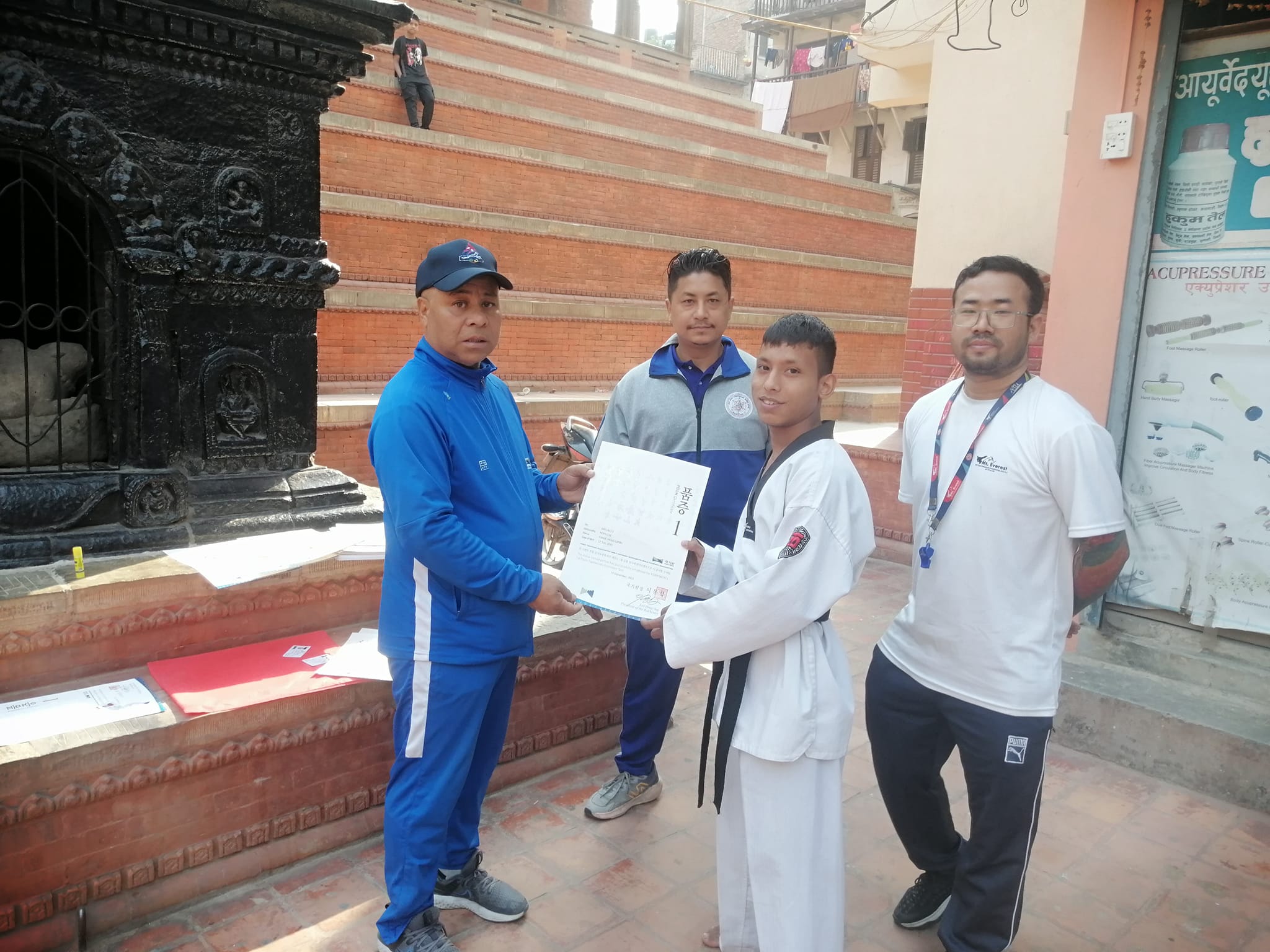 Distribution of grading certificates from yellow belt to red belt